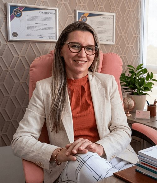 Izanete sentada em consultório